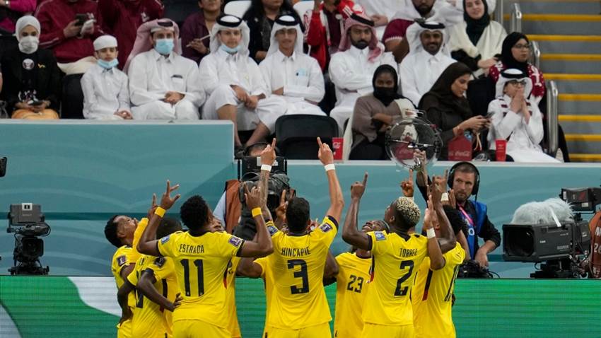 Ecuador amarga la fiesta a Qatar con victoria de 2-0 en apertura del Mundial