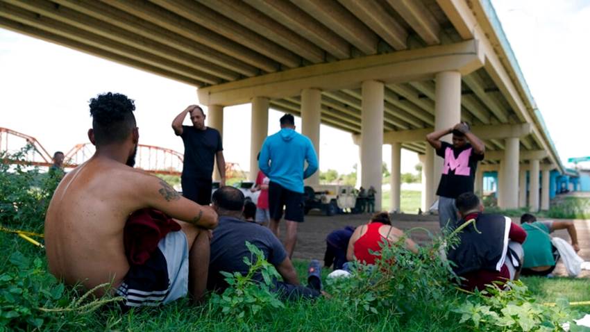 México traslada hacia la capital a venezolanos expulsados de EEUU