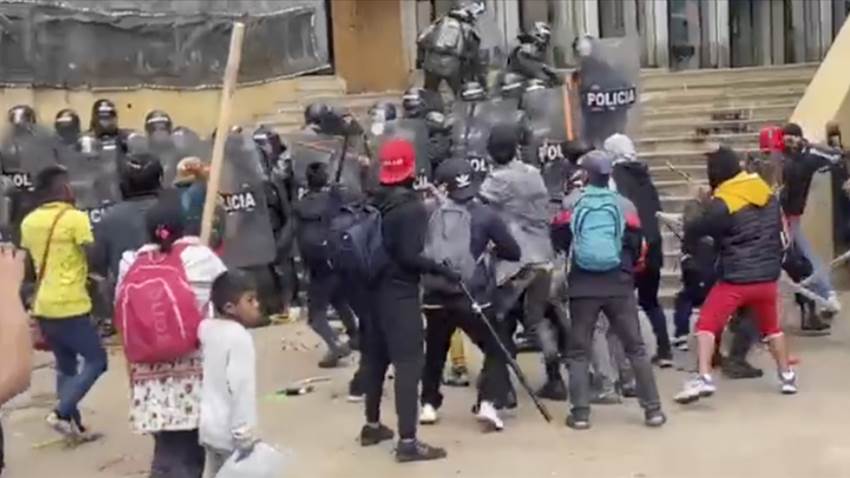 Protesta de indígenas desemboca en disturbios en el centro de Bogotá