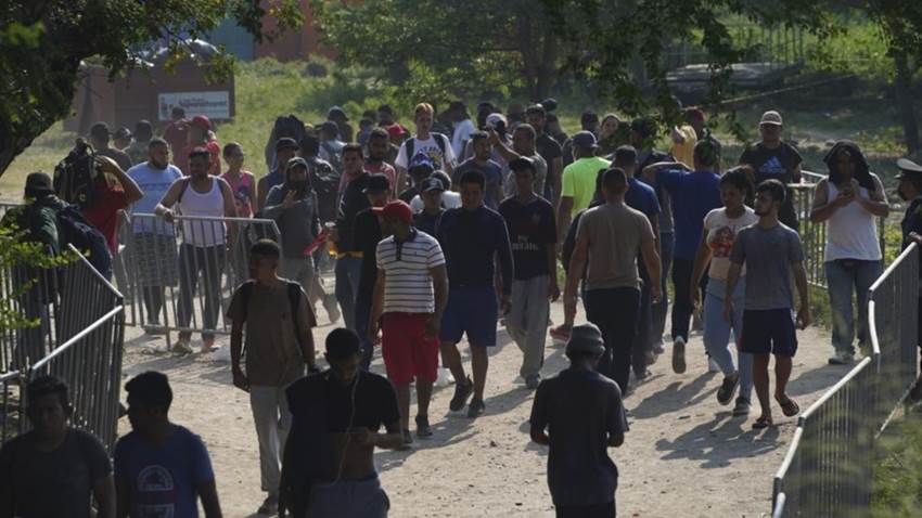 Miles de migrantes se acumulan en pueblo del sur de México
