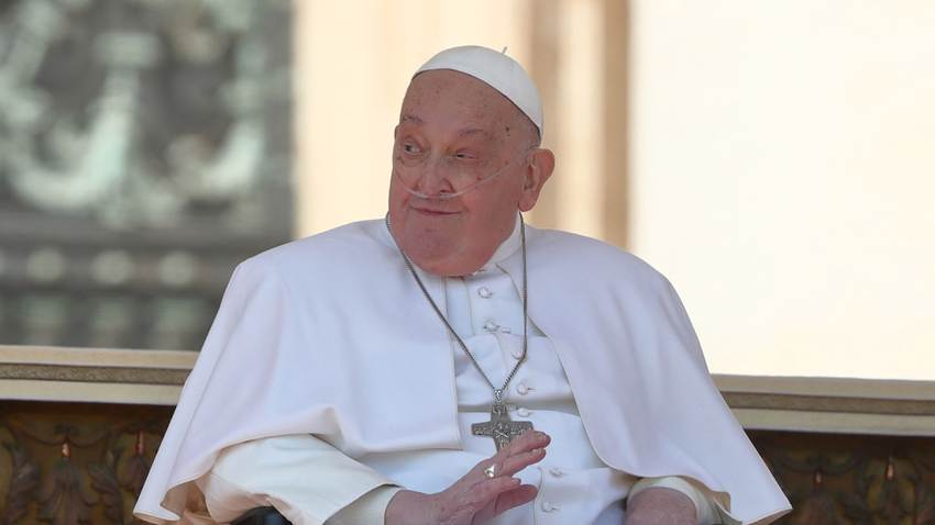 El Papa Francisco hace una aparición sorpresa en la Basílica de San Pedro