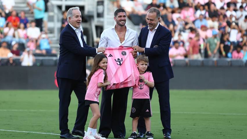Rodrigo De Paul fue presentado en el Inter Miami junto a sus hijos y con la presencia de Tini Stoessel