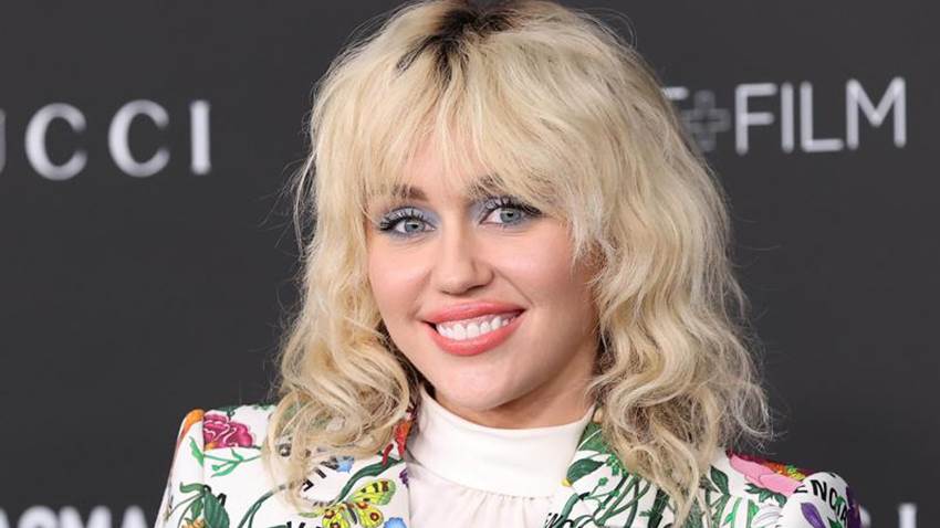 Miley Cyrus no logra llegar a Paraguay; su avión fue alcanzado por un rayo