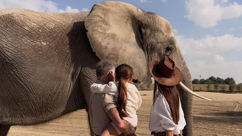 Blu Jerusalema convive con jirafas y elefantes en su más reciente aventura con sus padres