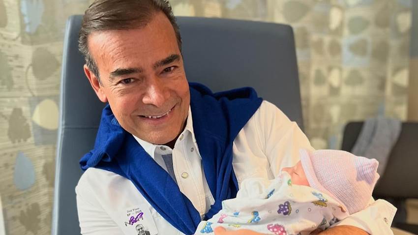Toño Mauri anuncia el nacimiento de su segundo nieto y posa por primera vez con el bebé