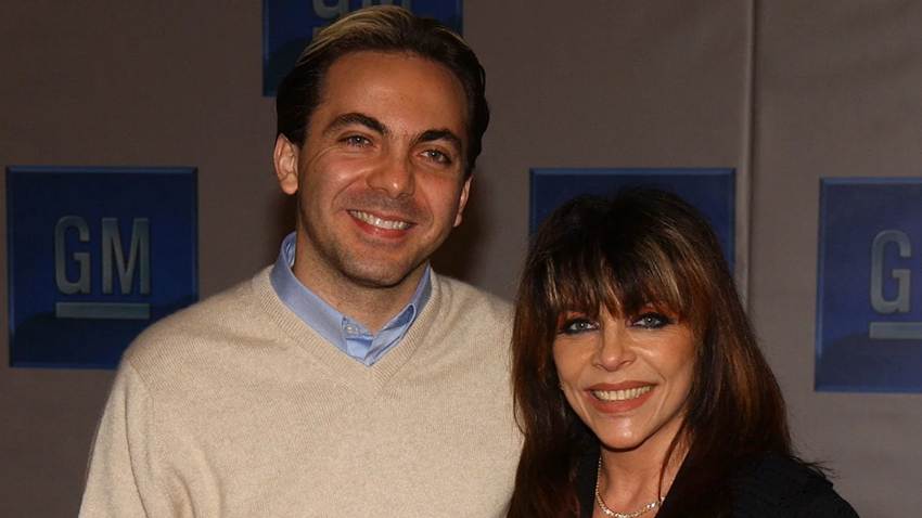 Cristian Castro responde a la preocupación por su madre, quien apareció con oxígeno durante su graduación