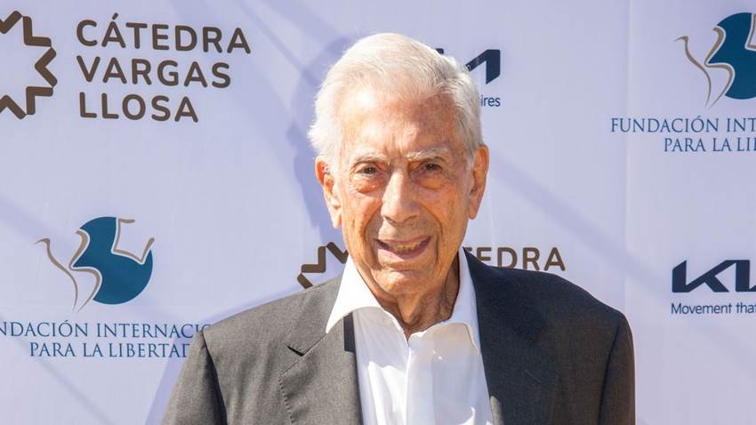 En medio de rumores sobre su salud, Mario Vargas Llosa reaparece de la mano de su exesposa