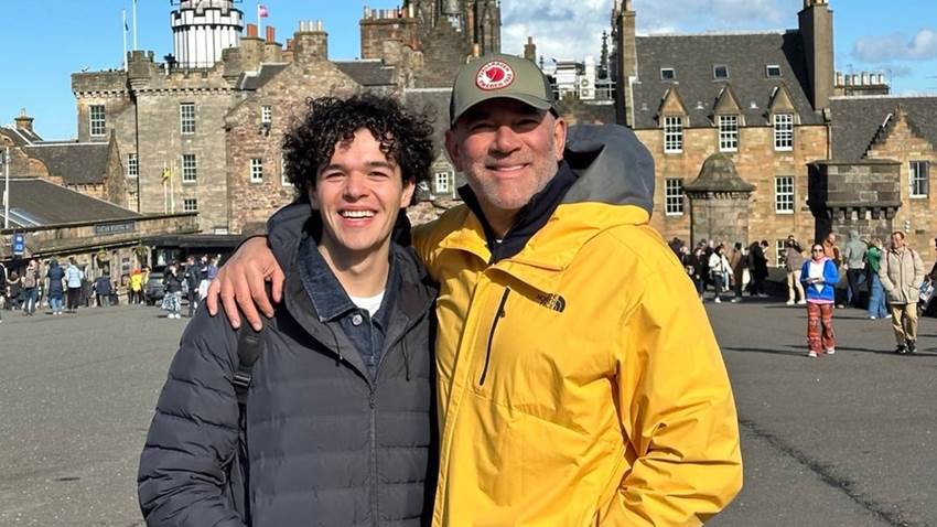Acompañado por Mayrín Villanueva, Eduardo Santamarina viaja a Londres para reunirse y celebrar con sus gemelos