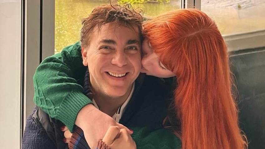 Enamorada, la novia de Cristian Castro se deshace en halagos hacia él: ‘No hay un mejor cantante en el mundo’