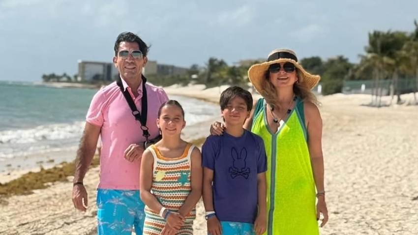 Jorge Salinas disfruta de unas vacaciones con su familia, tras fracturarse el brazo