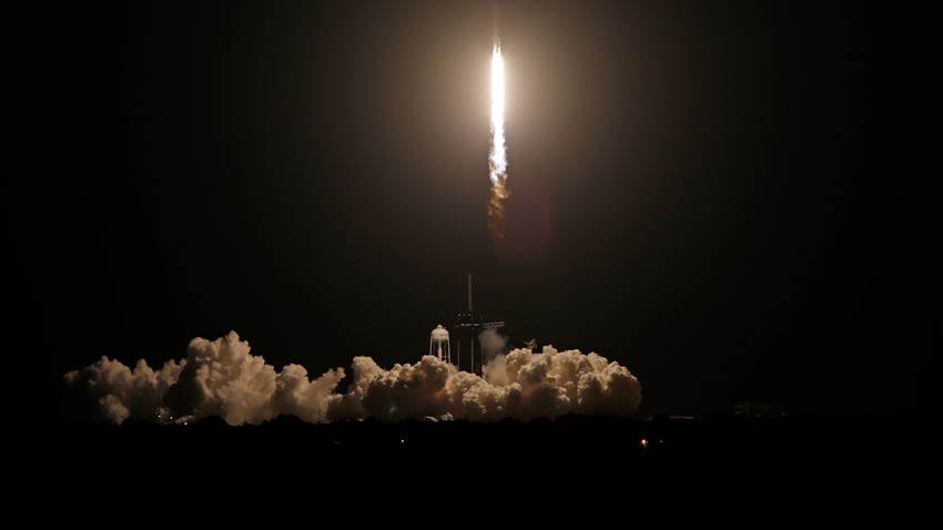 Cohete y cápsula reciclados de SpaceX llevan 4 astronautas a Estación Espacial