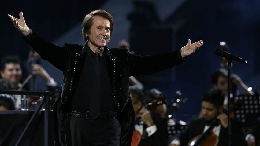 Raphael reaparece visiblemente recuperado en el concierto de Carlos Rivera en Madrid