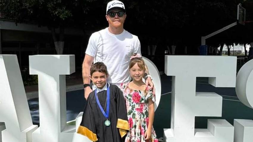 Acompañado por Marifer,  Saúl 'Canelo' Álvarez, acude a la graduación de su hijo Adiel