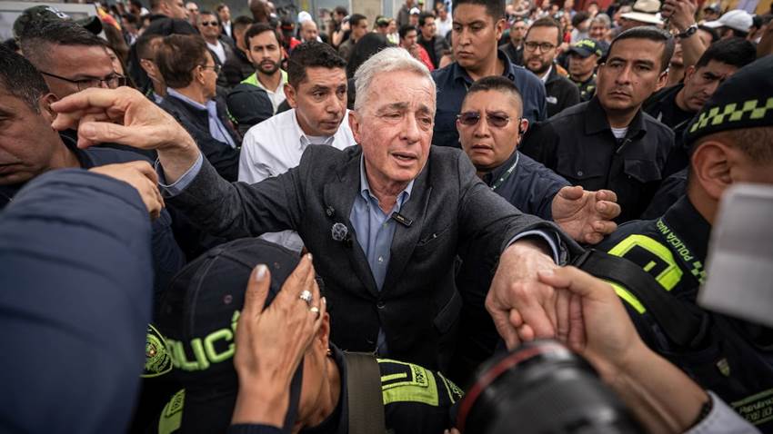 El expresidente Álvaro Uribe visita el lugar del atentado a Miguel Uribe Turbay para homenajear al asesinado y reforzar su mensaje opositor