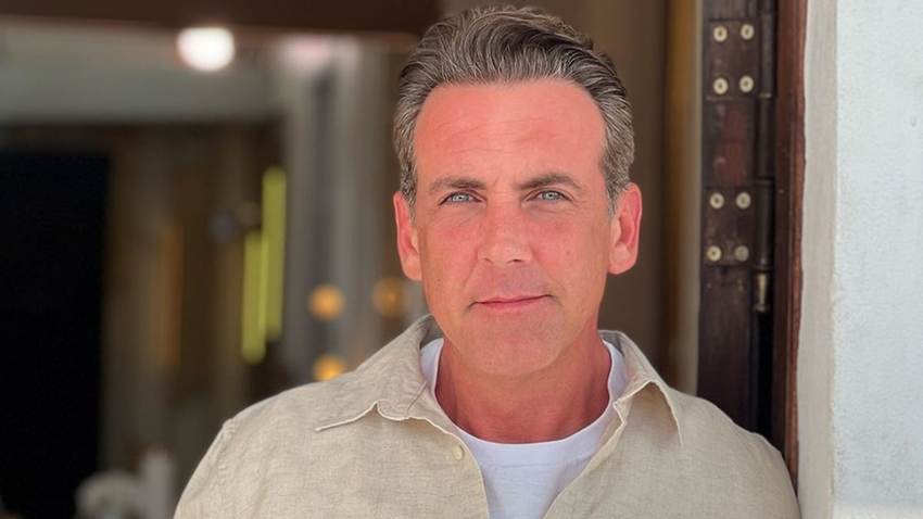 Carlos Ponce comparte orgulloso su encuentro con Jennifer Aniston