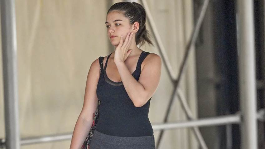 Suri, hija de Katie Holmes, luce bellísima en su debut como actriz de teatro