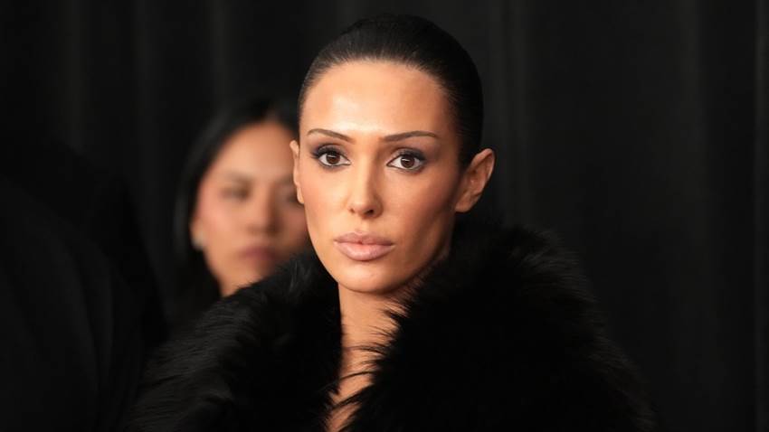 Bianca Censori luce un inusual estilo mientras pasea con los hijos de Kanye West