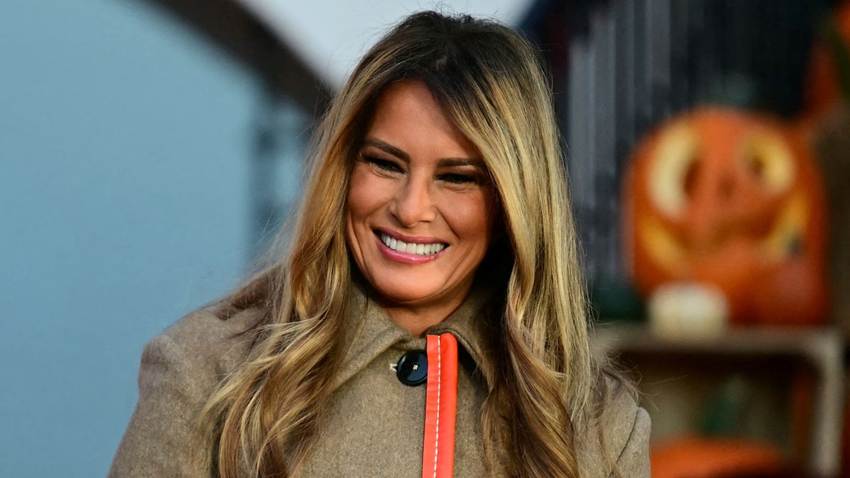 El elegante abrigo de Melania Trump acapara las miradas en los festejos de Halloween en la Casa Blanca
