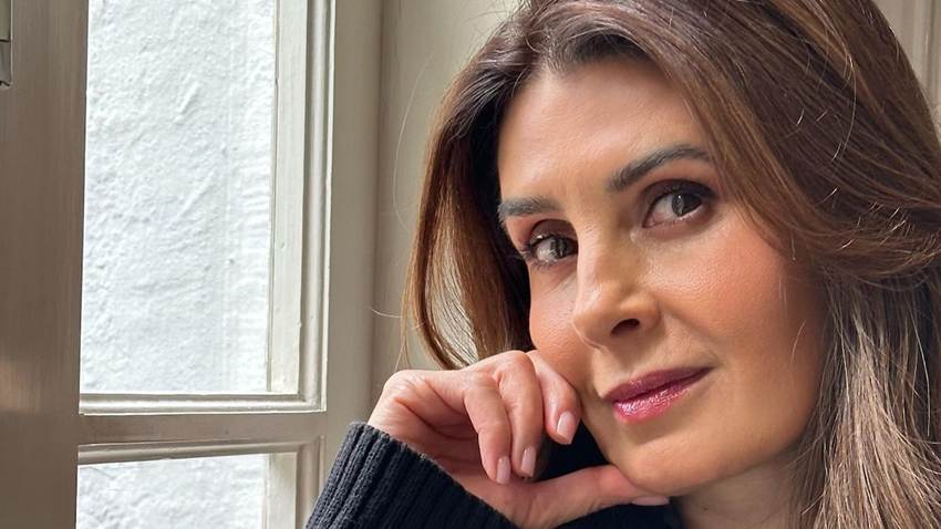 Mayrín Villanueva celebra sus 55 años entre flores y el amor de su familia