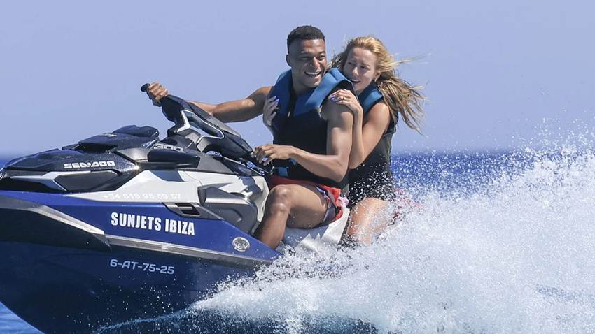 Ester Expósito y Kylian Mbappé: las fotos de su romántico viaje de despedida en Ibiza antes del Mundial 2026