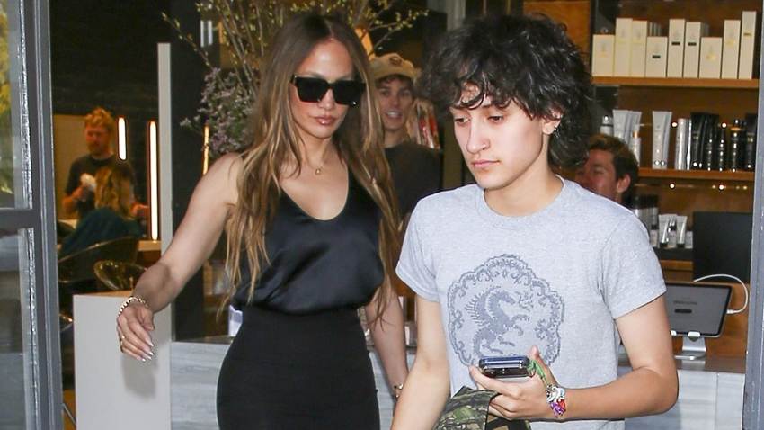 Jennifer Lopez consiente a su hija Emme con una visita al salón de belleza