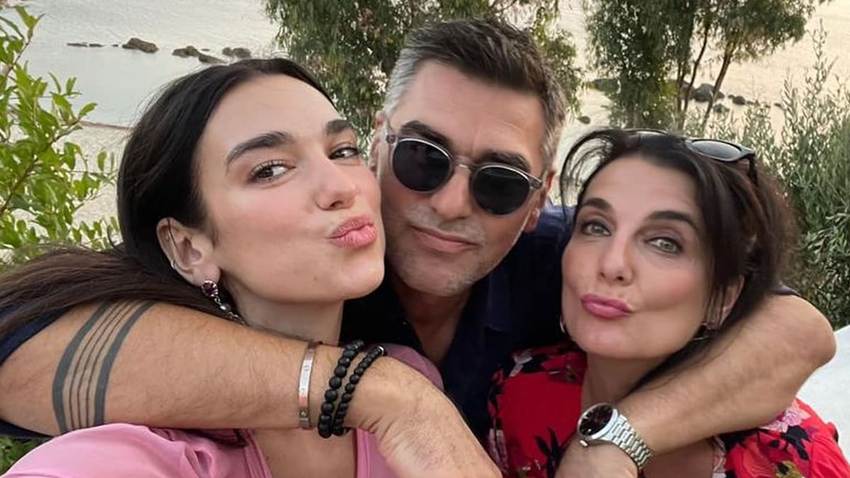 Los padres de Dua Lipa se rinden ante la magia de Chichén Itzá en su visita por México