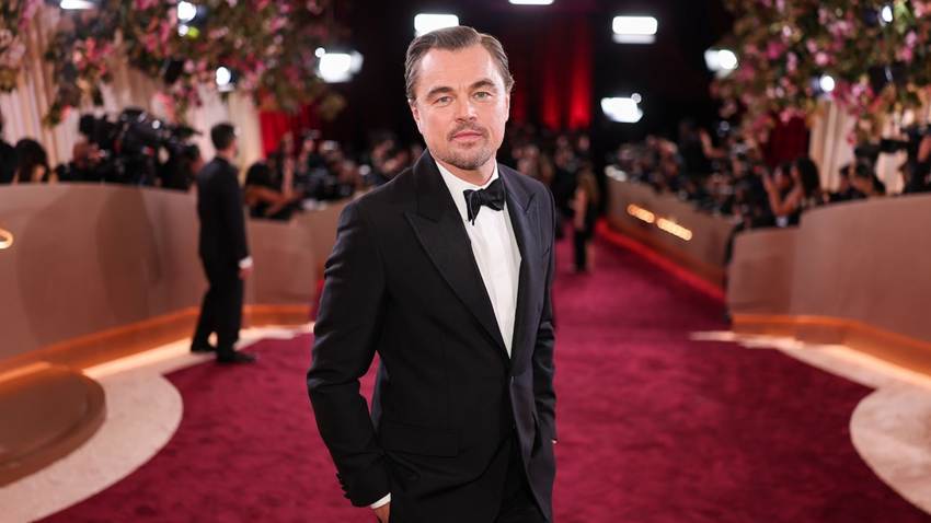 Leonardo DiCaprio y la broma de Nikki Glaser sobre la edad de sus novias que dio de qué hablar en los Golden Globes