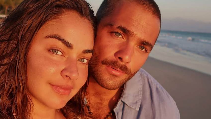 Claudia Martín y Carlos Said presumen las primeras vacaciones de Máximo en la playa