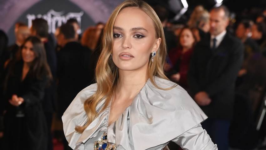 Lily-Rose Depp deslumbra con elegancia en un 'look' Chanel clásico y contemporáneo