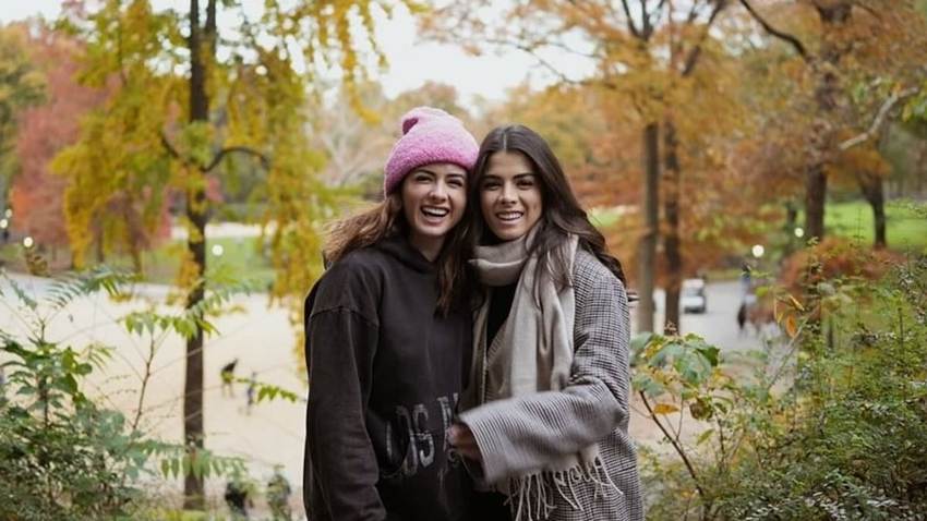 Nicole Peña celebra con fotos inéditas el cumpleaños de su compañera de vida, su hermana Paulina