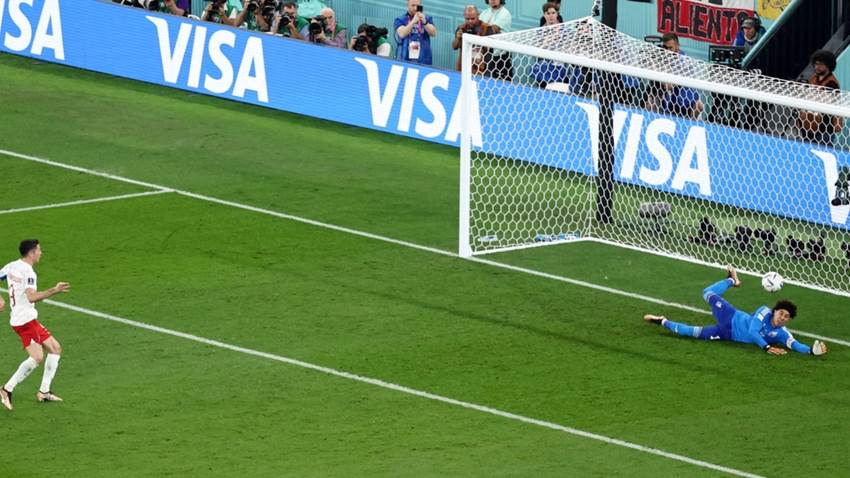 Las manos de Ochoa salvan a México ante Polonia en el Mundial