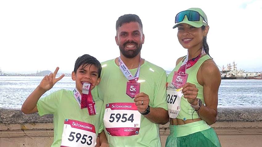 Alejandra Espinoza llega a la meta de su primera carrera junto a su esposo e hijo