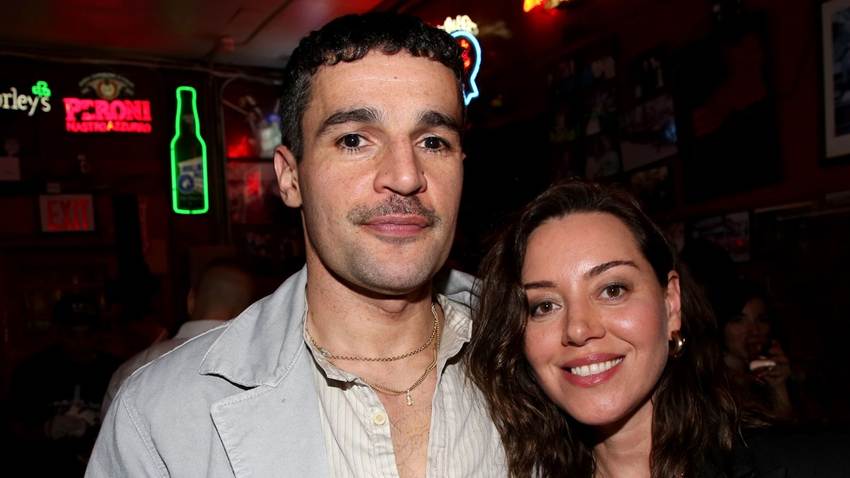 Aubrey Plaza muestra su crecida pancita de embarazo por primera vez en público durante un paseo en Nueva York