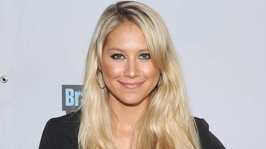 Anna Kournikova presume su embarazo en una nueva salida con su hijo