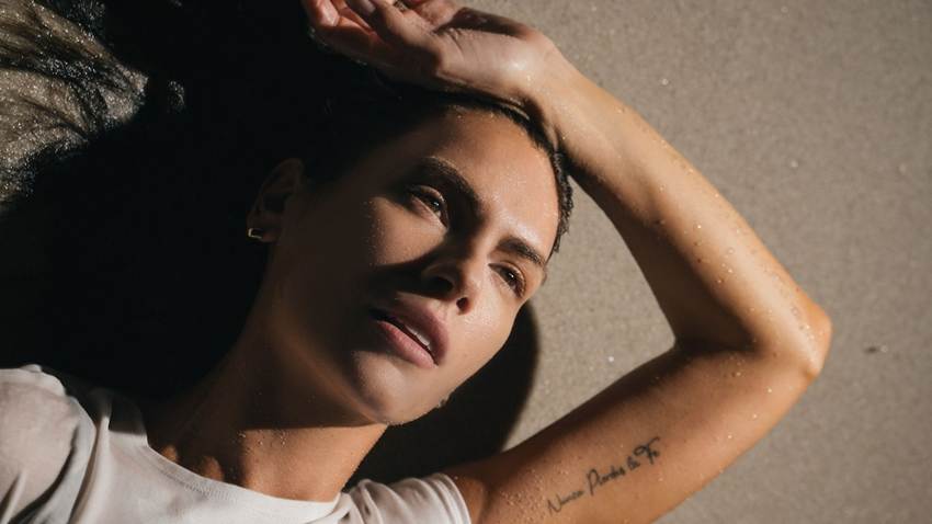 Laura Chimaras nos habla de Venezuela, de su llegada a Miami y de cómo hizo de la música unas ‘alas’ para su poesía