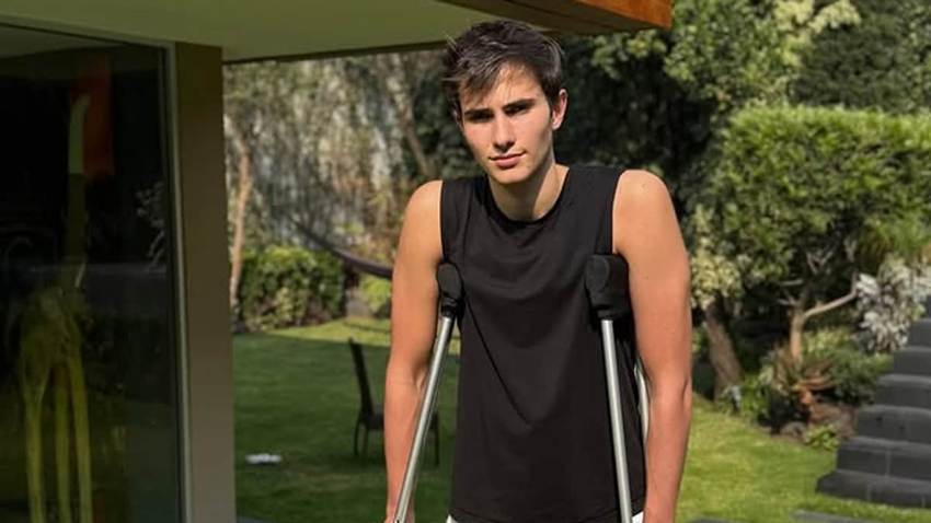 Santiago, hijo de Sebastián Rulli, reaparece con muletas tras su operación: ‘Poquito a poco’