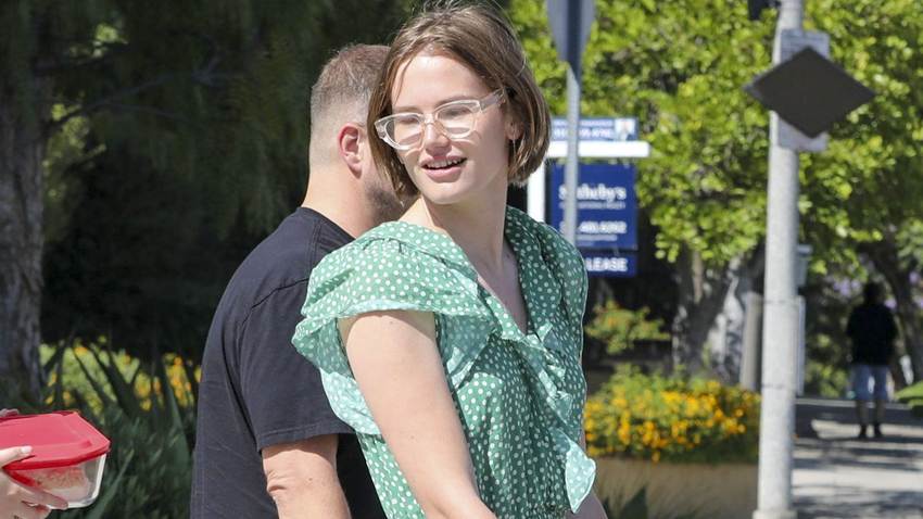 Violet Affleck reaparece sobre un scooter mientras se recupera de la lesión que la llevó a urgencias