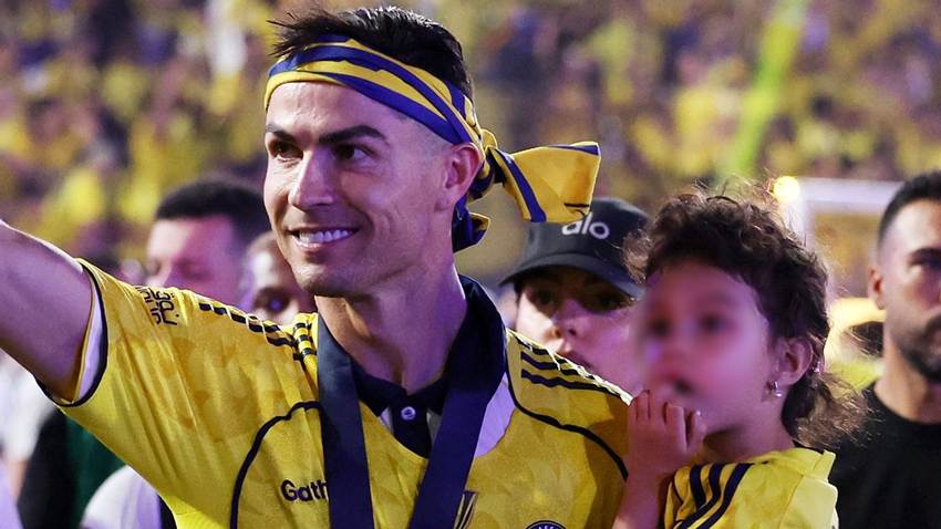 Cristiano Ronaldo celebra su triunfo en la final de la liga saudí con Bella Esmeralda en brazos