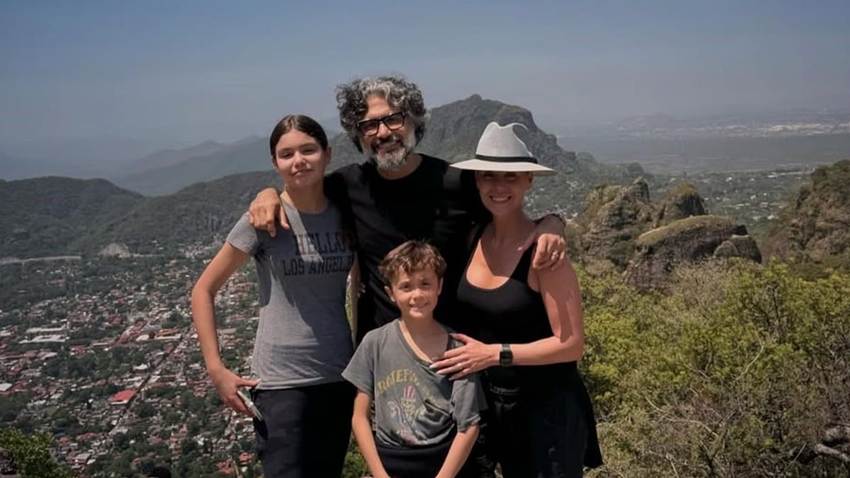 Jaime Camil celebra sus 52 años con una foto familia: sus hijos sorprenden por lo grandes que están