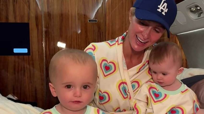 A bordo de un jet privado, Paris Hilton luce pijamas a juego con sus hijos