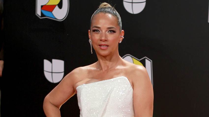 Adamari López brilla en Premios Juventud con un lujoso look lleno de diamantes