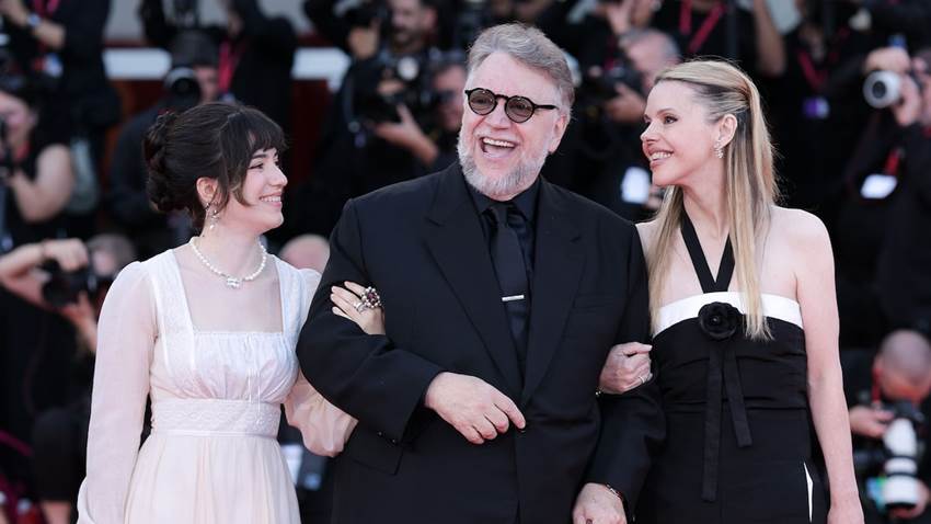 Guillermo del Toro brilla en Venecia junto a su hija Marisa en estreno de 'Frankenstein'