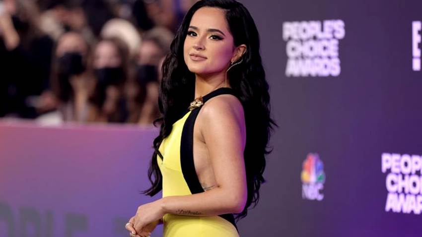 ¿Mensaje para Sebastian Lletget? Becky G canta: ‘Vamos a aceptar, tú por aquí, yo por allá’
