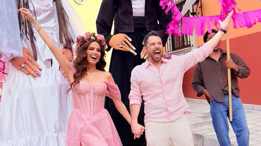 Con risas, baile y una callejoneada; Karla Díaz y Daniel Dayz arrancan los festejos de su 'pinky boda'