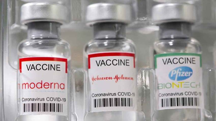 Los asesores de vacunas de los CDC votan para recomendar las vacunas Pfizer y Moderna sobre las de J&J