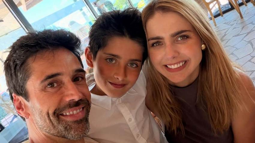 Michelle Renaud celebra junto a Matías Novoa la primera comunión de su hijo, Marcelo