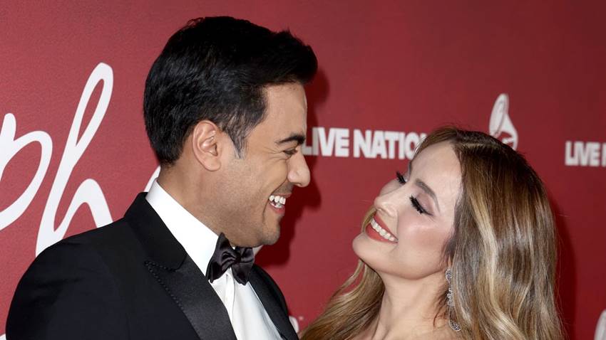 Carlos Rivera y Cynthia Rodríguez presumen como nunca su amor sobre una alfombra roja