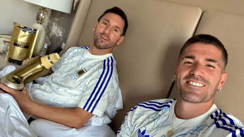 Mate en mano y sonrisa de campeón: la selfie de Lionel Messi y Rodrigo De Paul tras el pase a la final
