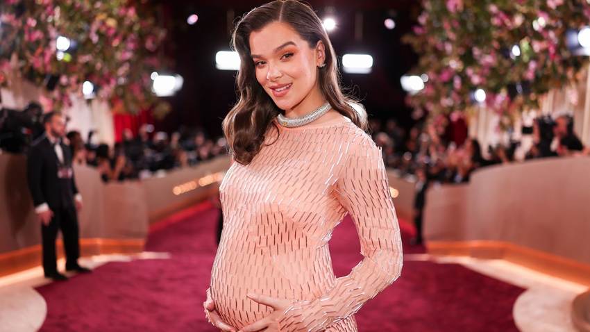 Hailee Steinfeld debuta su 'baby bump' en la alfombra roja de los Golden Globes 2026