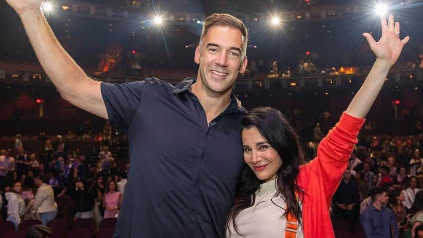 Martha Higareda y Lewis Howes comienzan la cuenta regresiva para su debut como papás